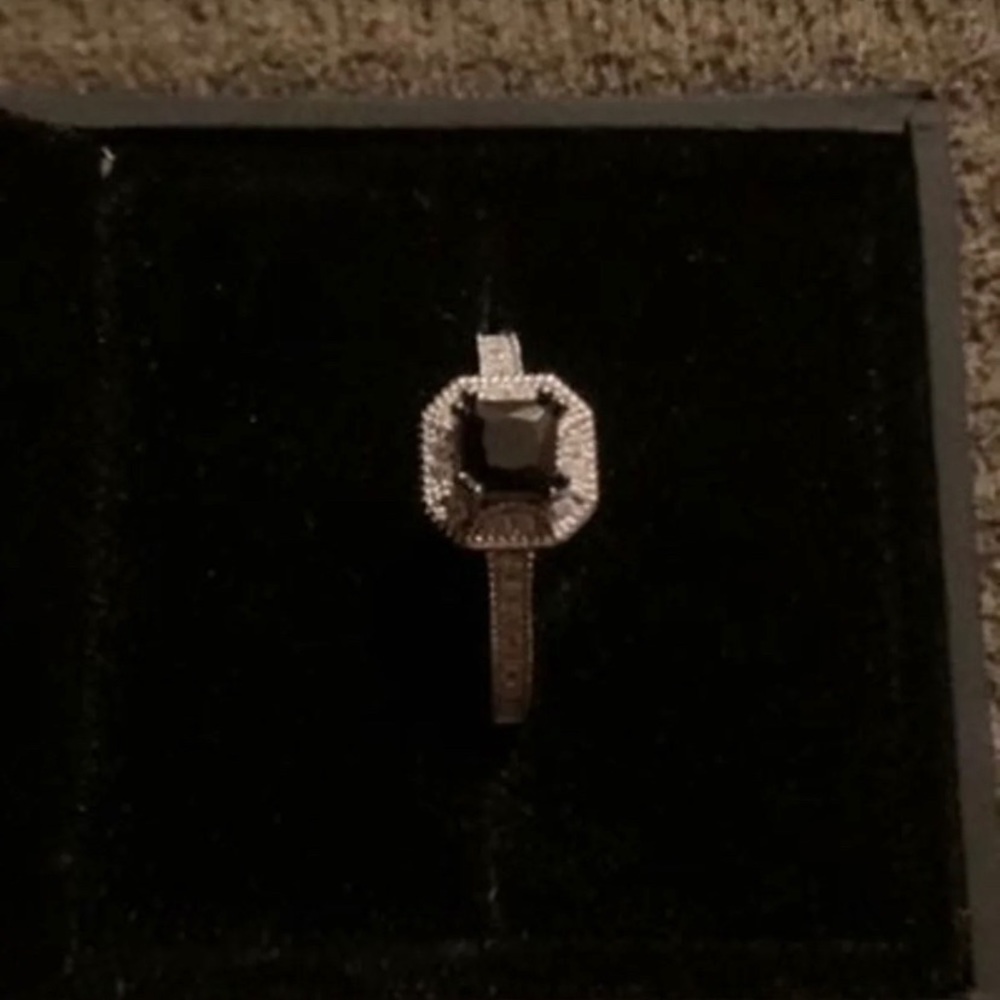 Engagement ring - Picture 4 of 4